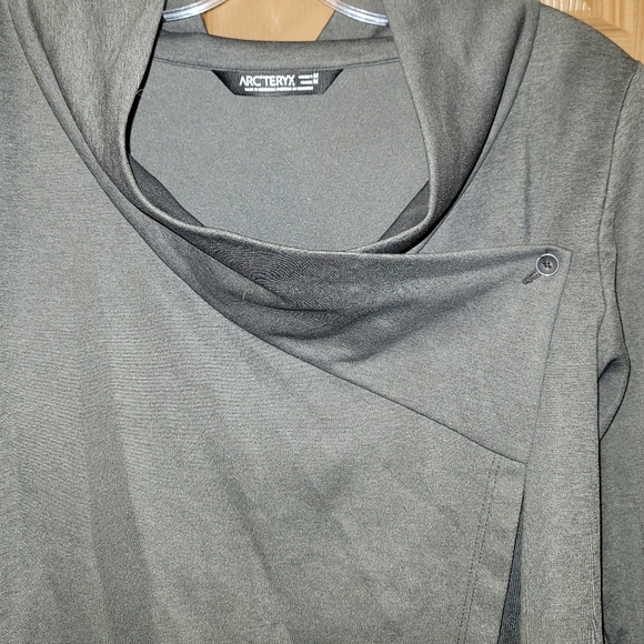 Arc'teryx charcoal grey cross closure jacket with thumbholes - Picture 4 of 6